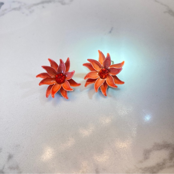 Vintage Enamel & metal pin and clip earring set - Picture 2 of 7